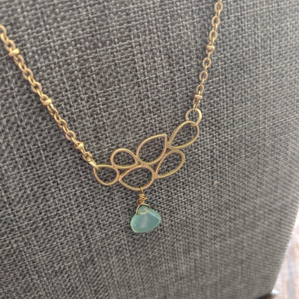 Artsy necklace with small stone